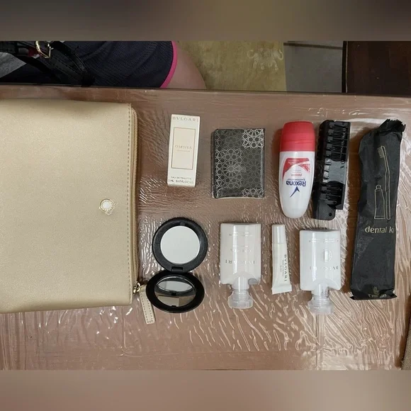 COPY - Emirates Airlines amenity kit by bvlgary - Picture 3 of 5